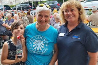 Abgebildet ist die Kreisgeschäftsführerin Birgit Stelzer (rechts) mit der Vorsitzenden des Ortsverbandes Rehau, Petra Gärtner, sowie deren Enkel