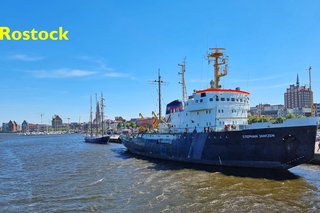 Ein Schiff im Hafen von Rostock