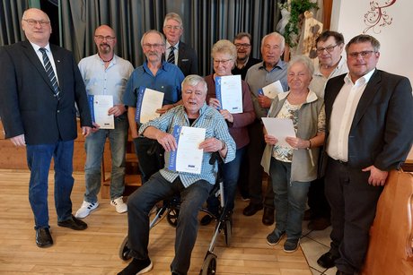 Gruppenfoto der geehrten Mitglieder mit Urkunden