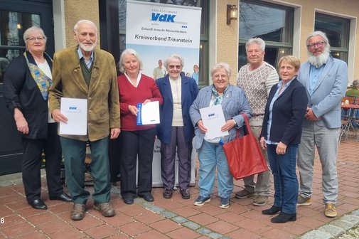 auf dem Gruppenbild sind zu sehen:v.l.n.r.: Helga Perschl, Rupert Ehrenlechner, Helga Kerler, Elisabeth Wiesmeier, Hilde Wagenbauer, Gerold Schneider, Erika Stefanutti, Dennis Holl