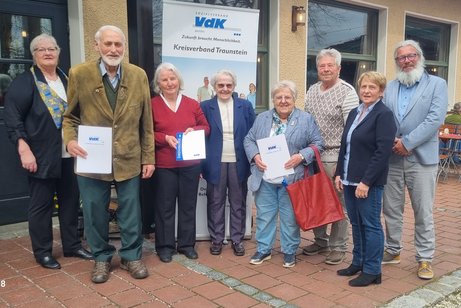 auf dem Gruppenbild sind zu sehen:v.l.n.r.: Helga Perschl, Rupert Ehrenlechner, Helga Kerler, Elisabeth Wiesmeier, Hilde Wagenbauer, Gerold Schneider, Erika Stefanutti, Dennis Holl