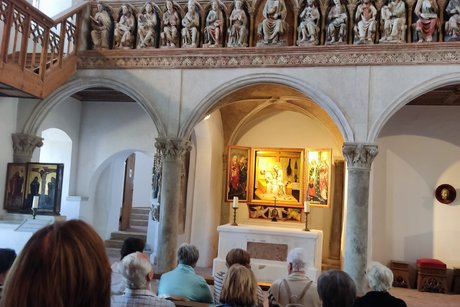 Bild 2: die St. Georgs Kapelle mit dem doppelst&ouml;ckigen Altar geh&ouml;rt zu einer Rarit&auml;t