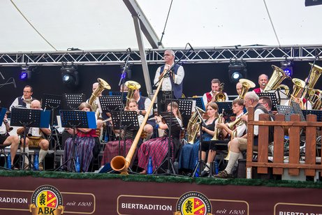 Blick zu den Musikanten