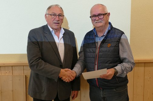 W&uuml;rdigung f&uuml;r langj&auml;hriges Engagement: Der neue Vorsitzende Konrad Federsel ernannte seinen Vorg&auml;nger Georg Brand zum Ehrenvorsitzenden des VdK-Ortsverbands Kastl.