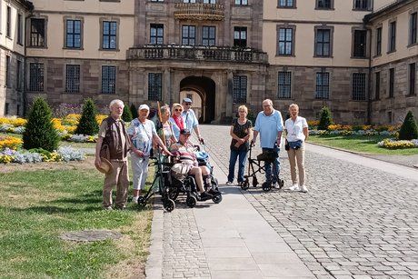 Einige Teilnehmer stehen vor dem Schlo&szlig;