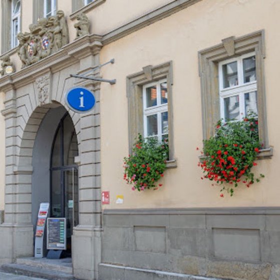 Links vom Eingang erstellen wir unseren Infostand