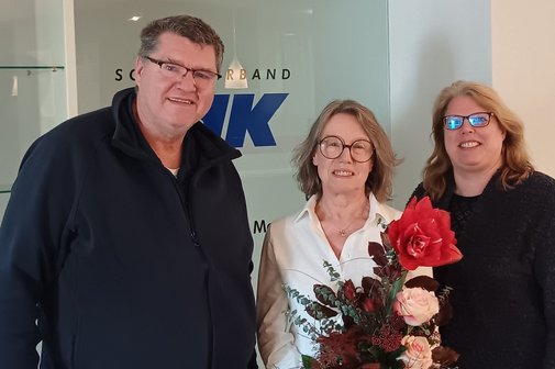 Der Bezirksgesch&auml;ftsf&uuml;hrer Franz Herrmann &uuml;berreicht Frau Hirler zum Abschied einen Blumenstrau&szlig;