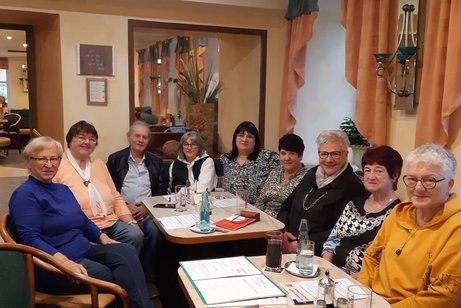 Von links: Rosina Volkmer, Christine Saller, Josef Köberl, Elisabeth Köberl, Nadja Steinbeißer, Doris Zacher, Regina Seitz, Franziska Kehrer, Angela Stetter Von links: Rosina Volkmer, Christine Saller, Josef Köberl, Elisabeth Köberl, Nadja Steinbeißer, Doris Zacher, Regina Seitz, Franziska Kehrer, Angela Stetter