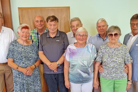 Die Vorstandschaft umrahmt vom Kreisvorsitzenden und dem Bürgermeister von Gattendorf