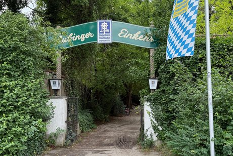 Eingang zum Biergarten Aubinger Einkehr Fußweg vom Bus 57 (Wiesentfelser Str.) zur Aubinger Einkehr