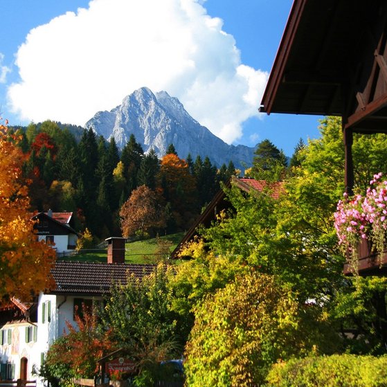 Mittenwald, 912 m, bekannt durch den Bozner Markt, seinen Geigenbau sowie die wunderbaren L&uuml;ftlmalereien an den H&auml;usern.