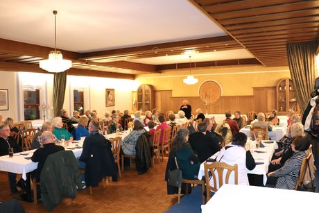 Das Bild zeigt alle Anwesenden im Saal der Karolinenhöhe in Trieb.