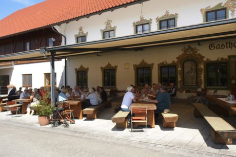 Bei schönstem Wetter, Mittagstisch im Biergarten.