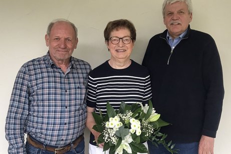 Wolfgang F&ouml;rtsch (rechts) und Roland Freund (links) gratulieren Doris Zeitler.
