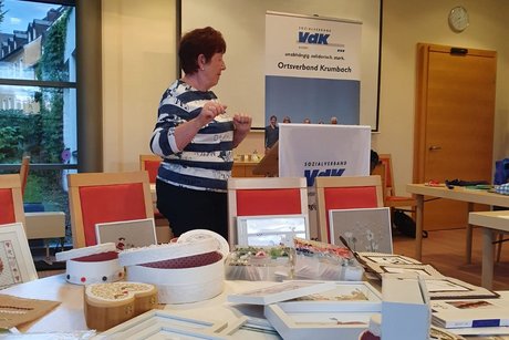 Frauenbeauftragte Heidi Heberle zeigte Ihre tollen Stickbilder.