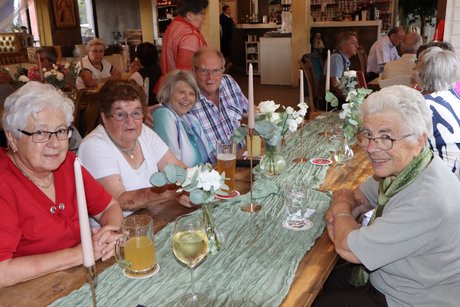 Menschen am Tisch