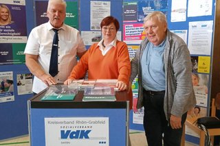 Infostand mit Mitarbeitern des VdK