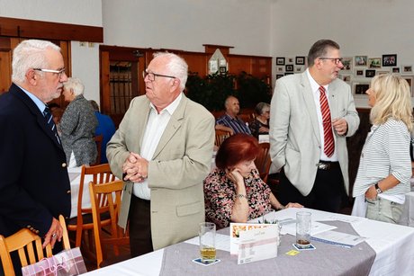 Der Stv. Kreisvorsitzende Helmut Brummer und Ehrenvorsitzender Detlev Boese und der OV-Vorsitzende Günter Hellwig mit der Jubilarin Ingrid Lorenz im angeregten Gespräch