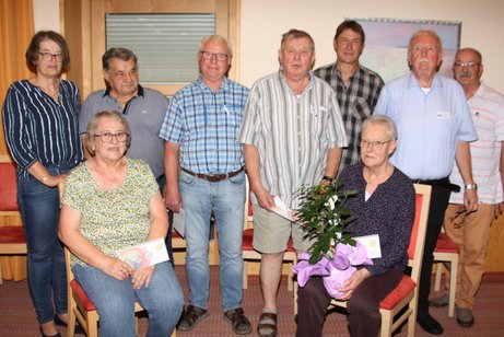 Die ehemaligen Vorstandsmitglieder des Ortsverbandes Niederraunau (von links) Lutzenberger Marika, Andraschko Cäcillia, Nießner Erhard, Schweighart Stefan, Sadlo Herman, Rose Heiko, Sadlo Viktoria, 1.Vorstand Heberle Karl-Heinz, 2. Vorstand Mößinger Die ehemaligen Vorstandsmitglieder des Ortsverbandes Niederraunau (von links) Lutzenberger Marika, Andraschko Cäcillia, Nießner Erhard, Schweighart Stefan, Sadlo Herman, Rose Heiko, Sadlo Viktoria, 1.Vorstand Heberle Karl-Heinz, 2. Vorstand Mößinger Helmut. Nicht auf dem Bild Konrad Veronika