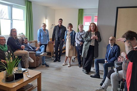 Gruppe von Menschen bei der Besichtigung der Wohneinheiten