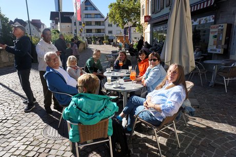 Teilnehmer mit einer Erfrischung bei strahlendem Sonnenschein