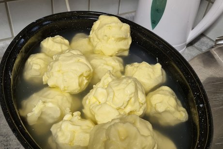 Foto von den frisch aus Rahm hergestellten Butterkugeln