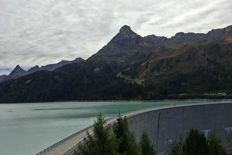 Stausee Klops: Die Höhe der Staumauer ist ca. 90 Meter, die Länge ca.1965 Meter Stausee Klops: Die Höhe der Staumauer ist ca. 90 Meter, die Länge ca. 1965 Meter