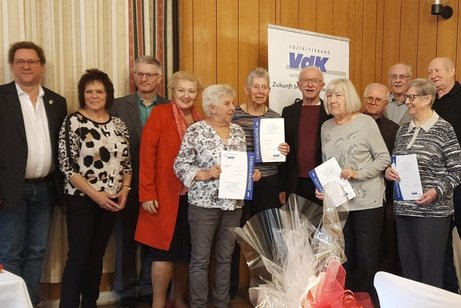 Alle geehrten Anwesenden Die Geehrten