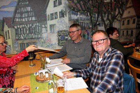 Teilnehmer beim Karpfenessen in Serlbach