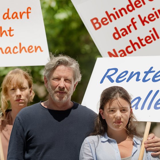 Demo für soziale Gerechtigkeit Gruppe von Menschen verschiedenen Geschlechts und Alters, mit und ohne Behinderung, demonstrieren. Auf den Demopappen steht "Pflege darf nicht arm machen", "Behinderung darf kein Nachteil sein" und "Rente für alle"