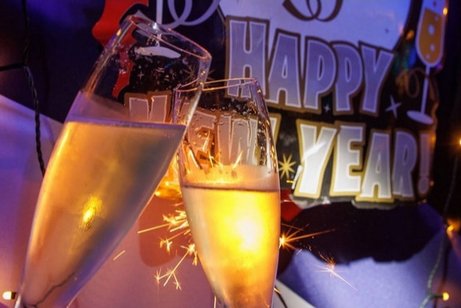 Sekt Anstoß 2026 Sektgläser beim Anstoß