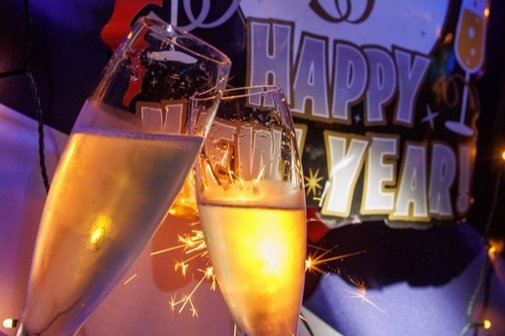 Sekt Anstoß 2026 Sektgläser beim Anstoß