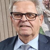 Abgebildet ist der Revisor Klaus Greim