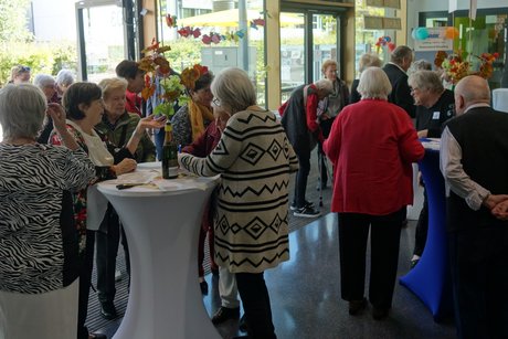 Die ersten Gäste kommen an. Die ersten Gäste kommen an.