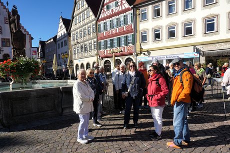 Teilnehmer der Herbstfahrt nach der Ankunft am Marktplatz in Bad Mergentheim