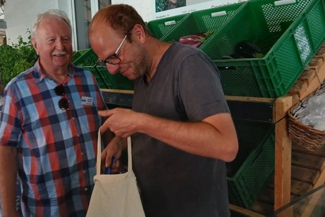 Vorsitzender Herr Heberle bedankt sich bei Herrn Dieminger Vorsitzender Herr Heberle bedankt sich bei Herrn Dieminger