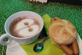 Bild: Kaffee und Würstchen