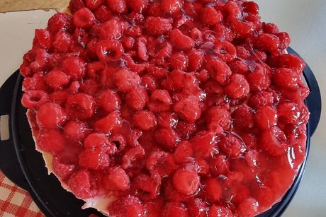 ein Kuchen mit Himbeeren
