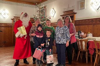 Der Nikolaus kommt zur Weihnachtsfeier