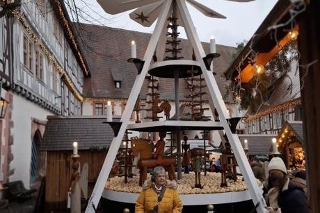 Die 7 m hohe Weihnachtspyramide