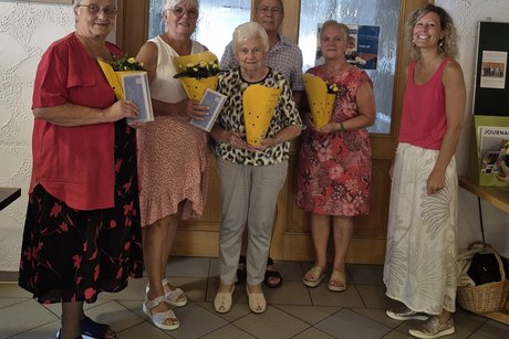 Sammlerinnen der VdK-Haussammlung "Helft Wunden heilen", Übermittlerin von Geburtstagsgeschenken Es sind zu sehen die Sammlerinnen der VdK-Haussammlung "Helft Wunden heilen", und Übermittlerin von Geburtstagsgeschenken, von links: Johanna Schmitt, Theresia Gabold, Gunda Blum, Berthold Barthelmes (OV-Vorsitzender), Claudia Ziegler, Jenny Bachmeier (VdK Kreisgeschäftsstelle)