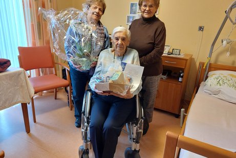 Das Foto zeigt die f&uuml;r 70 Jahre VdK Mitgliedschaft geehrte Frau Aum&uuml;ller mit den beiden Vorst&auml;nden Frau Bitzer und Frau Huber