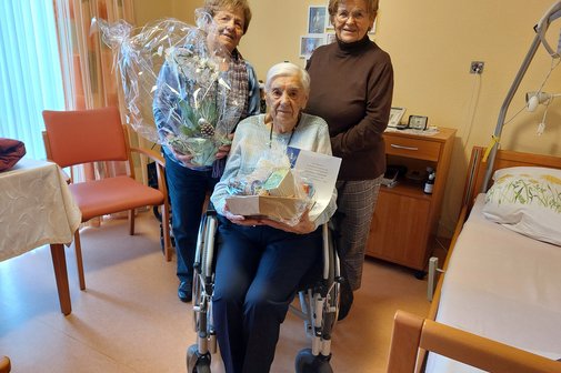 Das Foto zeigt die f&uuml;r 70 Jahre VdK Mitgliedschaft geehrte Frau Aum&uuml;ller mit den beiden Vorst&auml;nden Frau Bitzer und Frau Huber