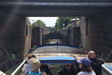 Schleusendurchfahrt Das Schiff passiert die Schleuse auf der Pegnitz.