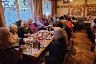 Abgebildet ist das gemütliche Beisammensein auf der Weihnachtsfeier