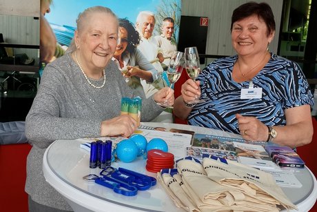 Hanne Fries und Helga Di Maria am VdK Stand