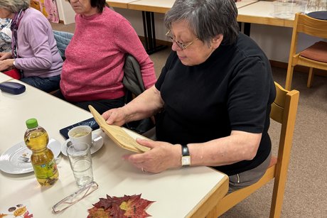 auf dem Foto sieht man Frau Steinert beim Vorlesen, u.a.Mitglieder