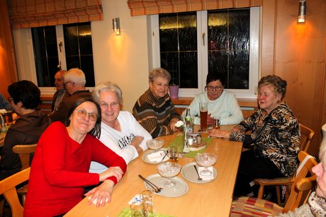 Teilnehmer beim Karpfenessen in Serlbach