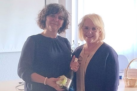 VdK Vorst&auml;ndin Jutta Streher bedankt sich bei Tanja Wei&szlig; mit einem Pr&auml;sent f&uuml;r die m&auml;rchenhaften Geschichten