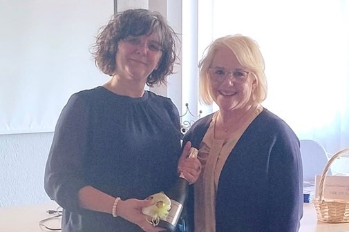 VdK Vorst&auml;ndin Jutta Streher bedankt sich bei Tanja Wei&szlig; mit einem Pr&auml;sent f&uuml;r die m&auml;rchenhaften Geschichten